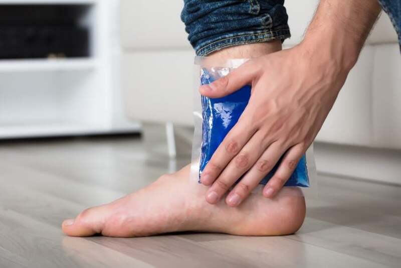 استفاده از کمپرس یخ برای تسکین درد مچ پا