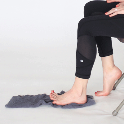 تمرین خم کردن انگشت پا برای درمان صافی کف پا