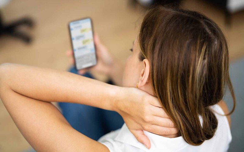 یکی از علل عارضه سر رو به جلو، وضعیت نامناسب بدن در هنگام استفاده از تلفن همراه است.