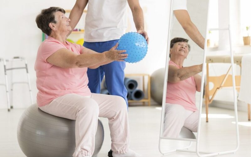 بهبود کیفیت زندگی با انجام ورزش‌های مرتبط با تقویت عضلات برای جلوگیری از لرزش دست‌ها