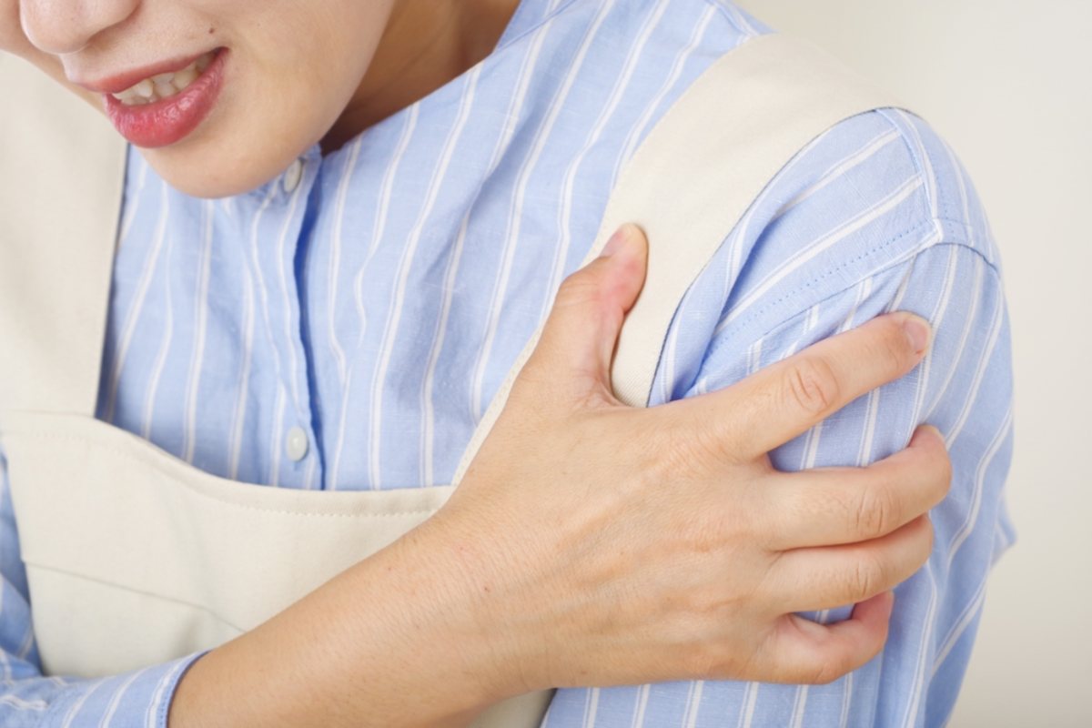 علائم خطر درد شانه ناشی از حمل نوزاد