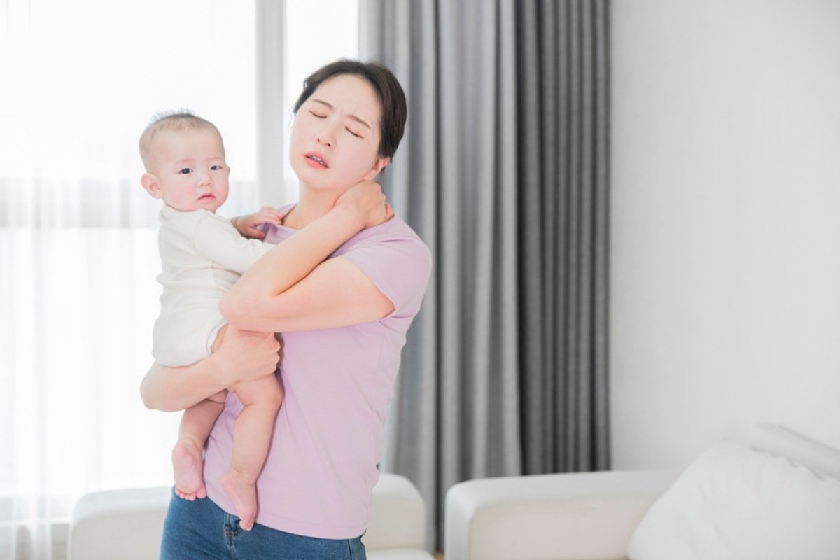 چرا مادران پس از زایمان دچار درد شانه میشوند