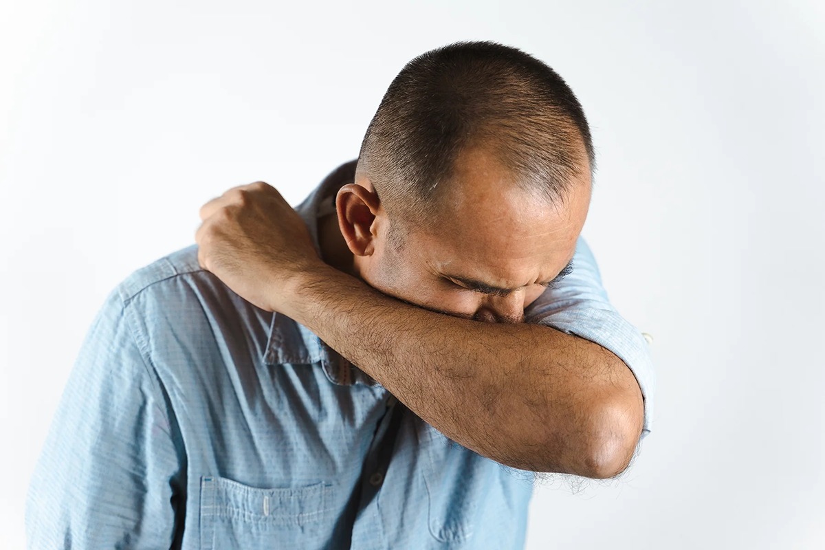 چرا هنگام عطسه یا سرفه کمر درد می‌گیریم؟