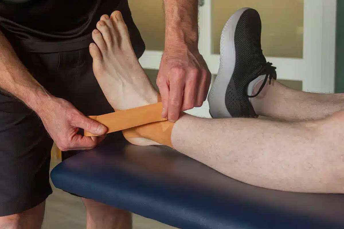 کمک از فیزیوتراپی برای درمان درد پیچ‌خوردگی مچ‌پا