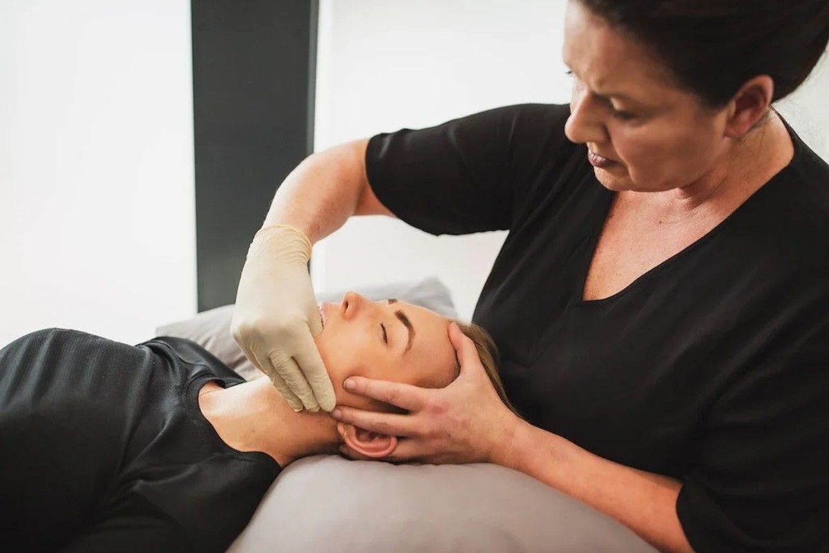 فیزیوتراپی در درمان اختلال مفصل گیجگاهی فکی