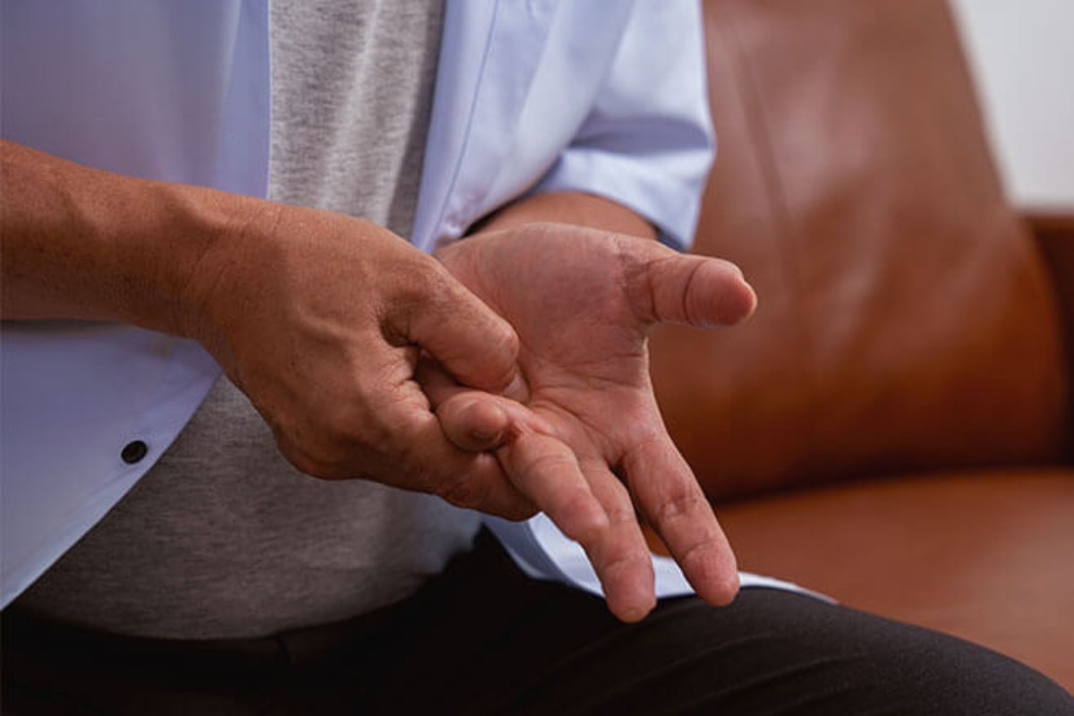 درد هنگام کشیدگی تاندون انگشت دست